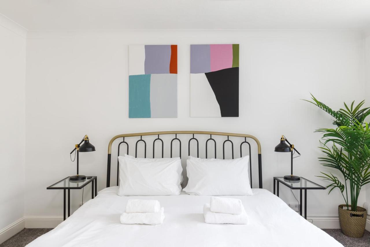 Beachside Retreat 2-bedroom Gem With Free Private Parking & Outdoor Space *