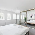Beachside Retreat 2-Bedroom Gem With Free Private Parking & Outdoor Space
