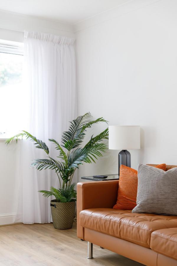 Beachside Retreat 2-bedroom Gem With Free Private Parking & Outdoor Space Hébergement de vacances Hove