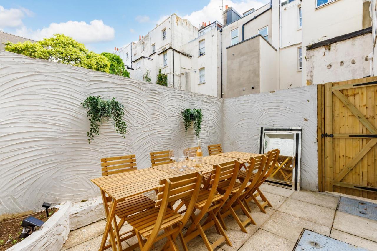 Hébergement de vacances Beachside Retreat 2-bedroom Gem With Free Private Parking & Outdoor Space