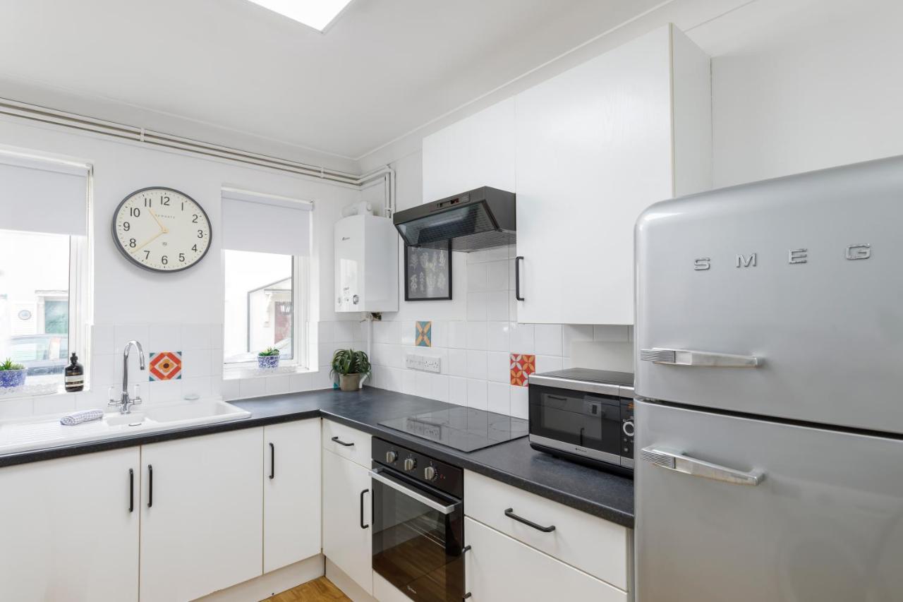 Beachside Retreat 2-bedroom Gem With Free Private Parking & Outdoor Space Hébergement de vacances
