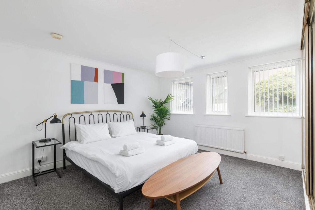 Beachside Retreat 2-bedroom Gem With Free Private Parking & Outdoor Space Hébergement de vacances